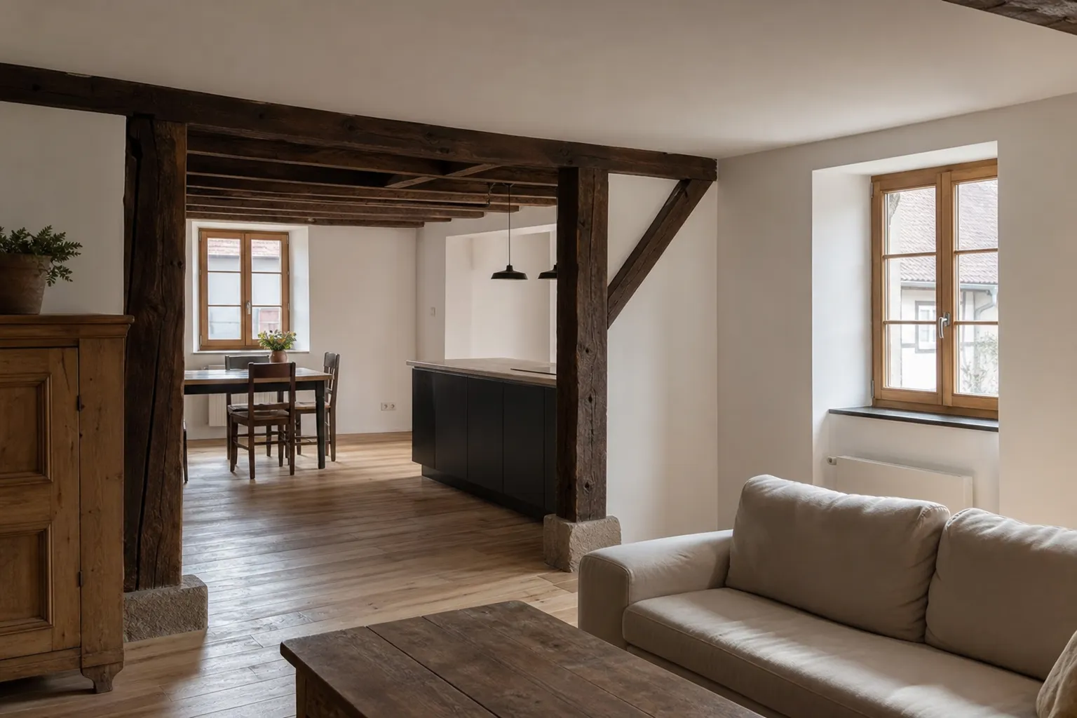 Séjour sobrement rénové d’une maison alsacienne ancienne à colombages