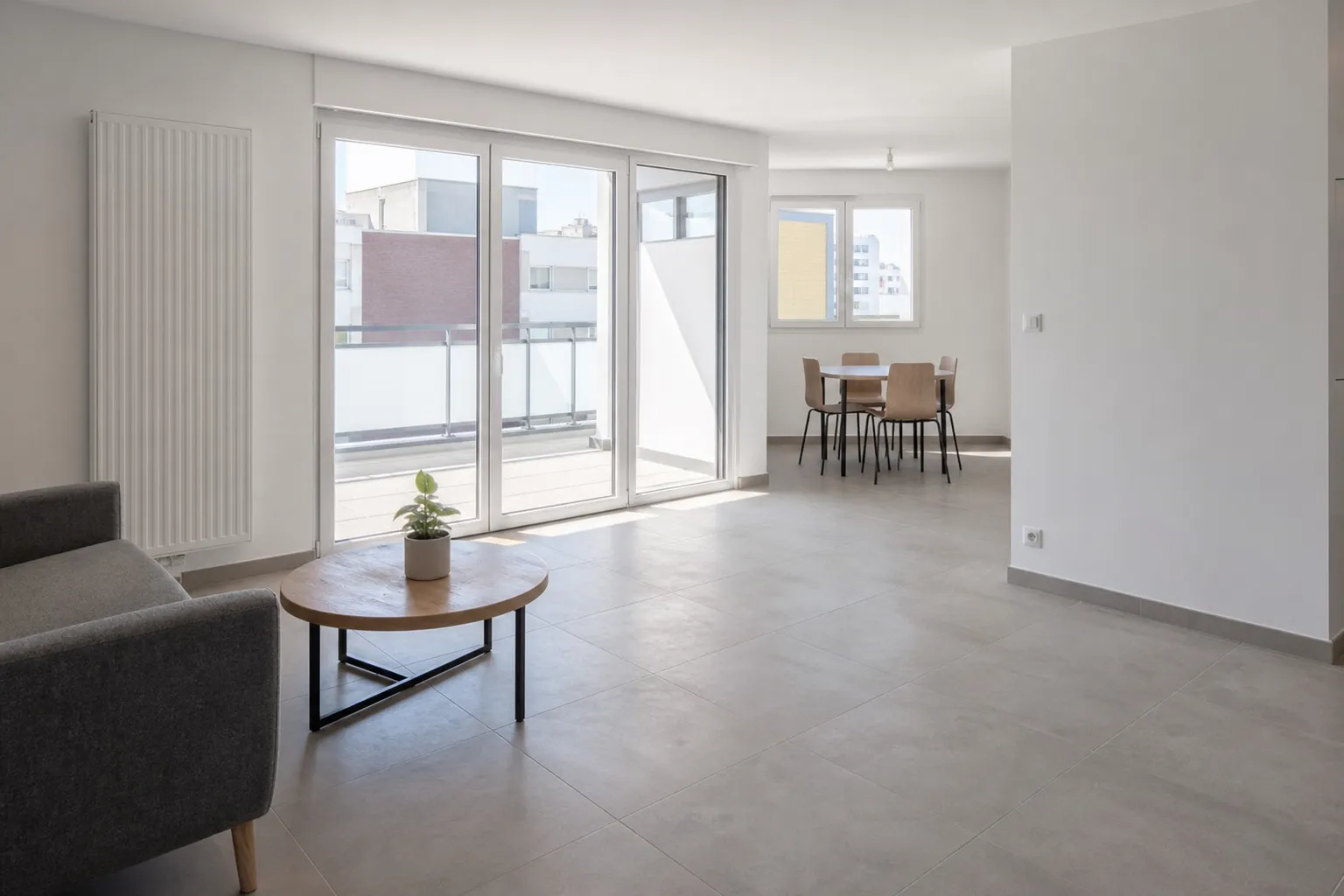 Séjour d’un appartement récent de l’Eurométropole, baies vitrées et sol clair